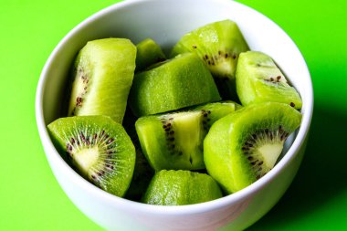 Londra İngiltere, Haziran 05 2025, Bir kase Doğranmış Taze Sağlıklı Kivi