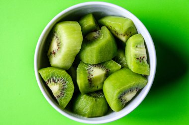 Londra İngiltere, Haziran 05 2025, Bir kase Doğranmış Taze Sağlıklı Kivi