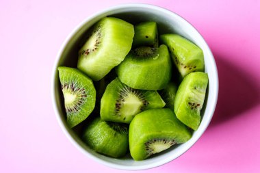 Londra İngiltere, Haziran 05 2025, Bir kase Doğranmış Taze Sağlıklı Kivi