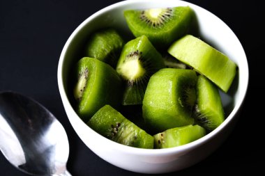 Londra İngiltere, Haziran 05 2025, Bir kase Doğranmış Taze Sağlıklı Kivi