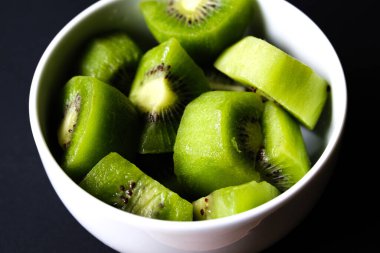 Londra İngiltere, Haziran 05 2025, Bir kase Doğranmış Taze Sağlıklı Kivi