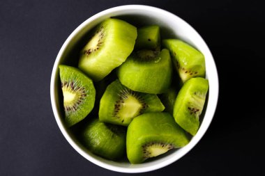 Londra İngiltere, Haziran 05 2025, Bir kase Doğranmış Taze Sağlıklı Kivi