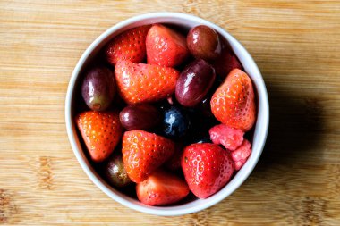 Londra İngiltere, Haziran 05 2025, Taze Olgun Meyve Salatası