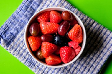 Londra İngiltere, Haziran 05 2025, Taze Olgun Meyve Salatası