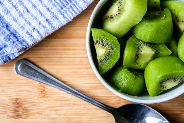 Londra İngiltere, Haziran 05 2025, Bir kase Doğranmış Taze Sağlıklı Kivi