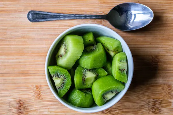 Londra İngiltere, Haziran 05 2025, Bir kase Doğranmış Taze Sağlıklı Kivi