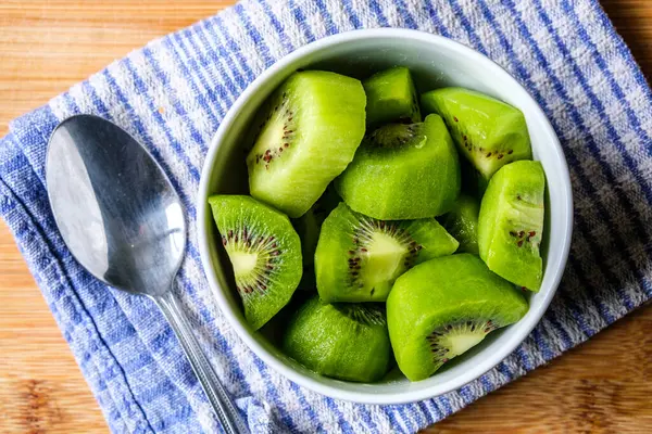 Londra İngiltere, Haziran 05 2025, Bir kase Doğranmış Taze Sağlıklı Kivi
