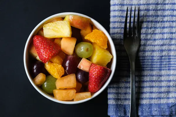 Londra İngiltere, Haziran 05 2025, Taze Olgun Meyve Salatası