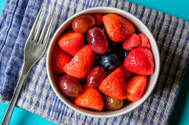 Londra İngiltere, Haziran 05 2025, Taze Olgun Meyve Salatası