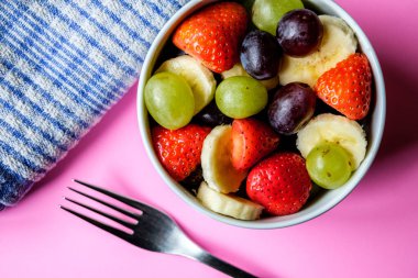 Londra İngiltere, Haziran 05 2025, Taze Olgun Meyve Salatası