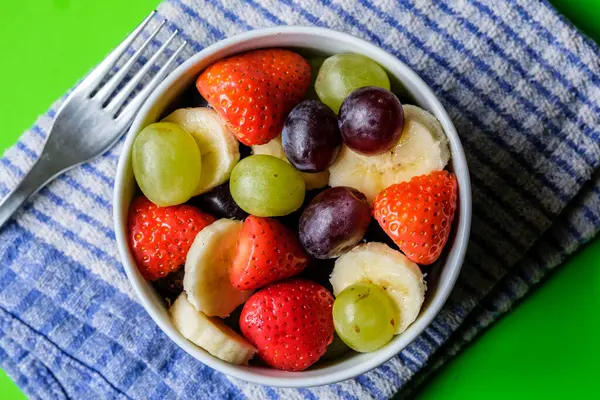 Londra İngiltere, Haziran 05 2025, Taze Olgun Meyve Salatası