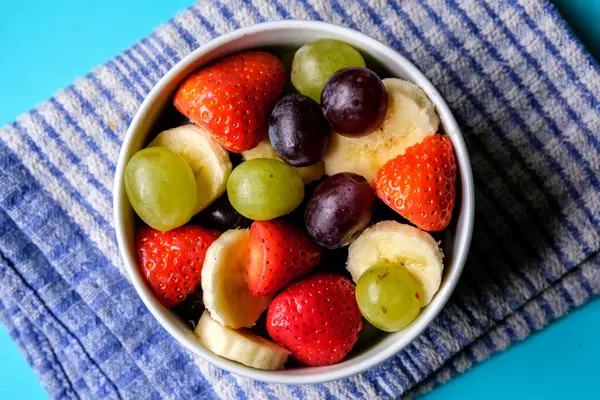 Londra İngiltere, Haziran 05 2025, Taze Olgun Meyve Salatası