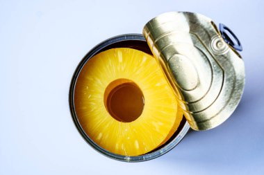 Londra İngiltere, Haziran 06 2025, Sağlıklı Ananas Halkalarının Açık Teneke veya Kutusu Tropik Meyve Halkaları