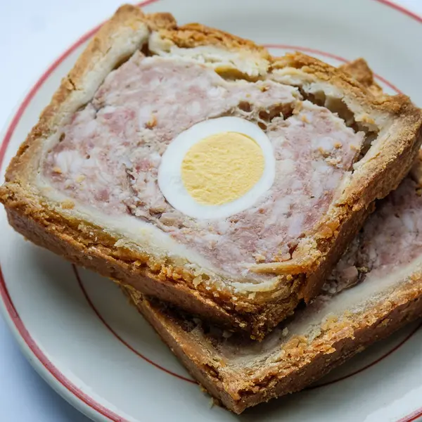 Londra İngiltere, Haziran 06 2025, Klasik Domuz Dilimleri ve Yumurta Gala Turtası