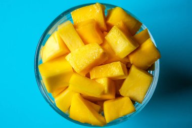 Londra İngiltere, Haziran 07 2025, Cam kâse Taze Sağlıklı Doğranmış Mango Meyvesi