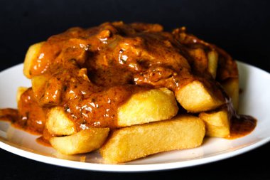 Londra İngiltere, Haziran 07, 2025, İngiliz Favori Tavuk Köri ve Cips Tabağı