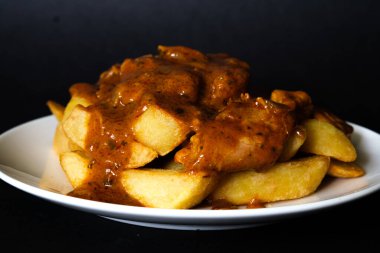 Londra İngiltere, Haziran 07, 2025, İngiliz Favori Tavuk Köri ve Cips Tabağı