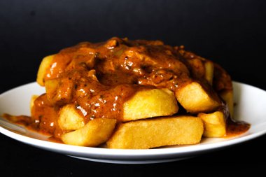 Londra İngiltere, Haziran 07, 2025, İngiliz Favori Tavuk Köri ve Cips Tabağı