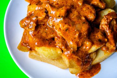 Londra İngiltere, Haziran 07, 2025, İngiliz Favori Tavuk Köri ve Cips Tabağı