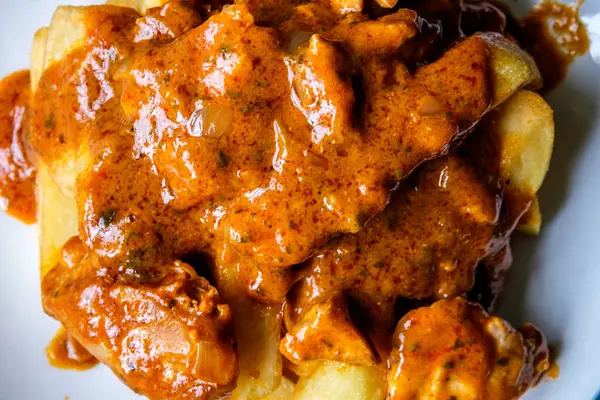 Londra İngiltere, Haziran 07, 2025, İngiliz Favori Tavuk Köri ve Cips Tabağı