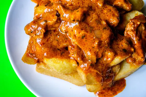 Londra İngiltere, Haziran 07, 2025, İngiliz Favori Tavuk Köri ve Cips Tabağı