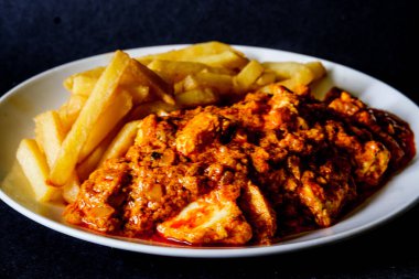 Londra İngiltere, Haziran 09 2025, Bir tabak Geleneksel Tavuk Tikka Masala with Chips