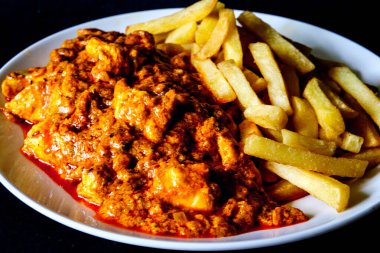 Londra İngiltere, Haziran 09 2025, Bir tabak Geleneksel Tavuk Tikka Masala with Chips
