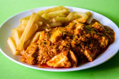 Londra İngiltere, Haziran 09 2025, Bir tabak Geleneksel Tavuk Tikka Masala with Chips