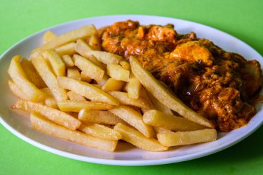 Londra İngiltere, Haziran 09 2025, Bir tabak Geleneksel Tavuk Tikka Masala with Chips