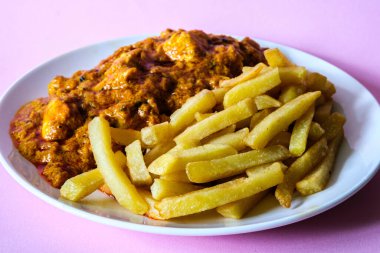 Londra İngiltere, Haziran 09 2025, Bir tabak Geleneksel Tavuk Tikka Masala with Chips