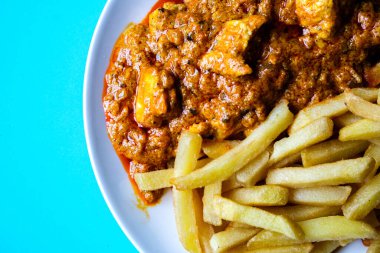 Londra İngiltere, Haziran 09 2025, Bir tabak Geleneksel Tavuk Tikka Masala with Chips