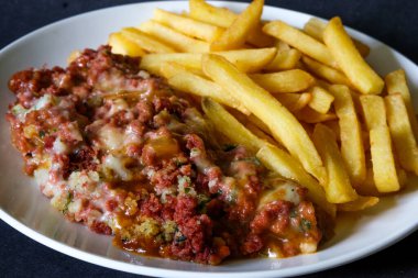 Londra İngiltere, Haziran 09 2025, Klasik Konserve Et ve Cips Yemekleri