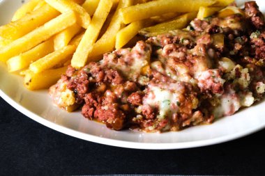 Londra İngiltere, Haziran 09 2025, Klasik Konserve Et ve Cips Yemekleri