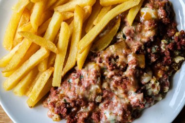 Londra İngiltere, Haziran 09 2025, Klasik Konserve Et ve Cips Yemekleri