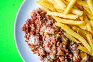 Londra İngiltere, Haziran 09 2025, Klasik Konserve Et ve Cips Yemekleri