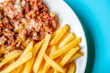 Londra İngiltere, Haziran 09 2025, Klasik Konserve Et ve Cips Yemekleri