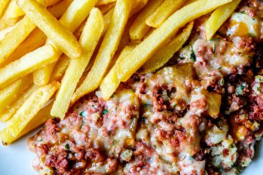 Londra İngiltere, Haziran 09 2025, Klasik Konserve Et ve Cips Yemekleri