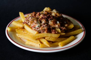 Londra İngiltere, Haziran 09 2025, Klasik Konserve Et ve Cips Yemekleri