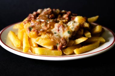 Londra İngiltere, Haziran 09 2025, Klasik Konserve Et ve Cips Yemekleri