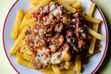 Londra İngiltere, Haziran 09 2025, Klasik Konserve Et ve Cips Yemekleri