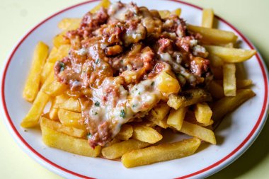 Londra İngiltere, Haziran 09 2025, Klasik Konserve Et ve Cips Yemekleri