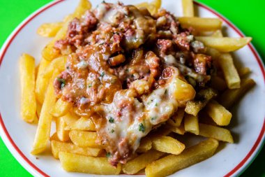 Londra İngiltere, Haziran 09 2025, Klasik Konserve Et ve Cips Yemekleri