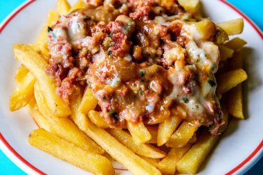 Londra İngiltere, Haziran 09 2025, Klasik Konserve Et ve Cips Yemekleri