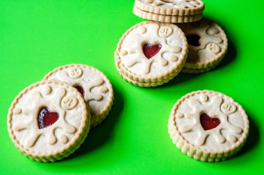 Londra İngiltere, Haziran 09 2025, Klasik Jammy Dodger Ekmek Kurabiyesi Seçimi