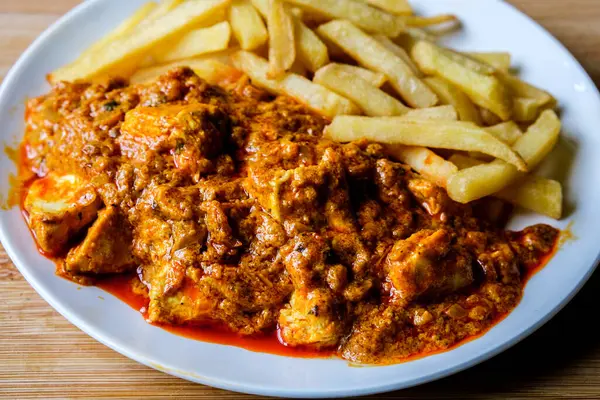 Londra İngiltere, Haziran 09 2025, Bir tabak Geleneksel Tavuk Tikka Masala with Chips