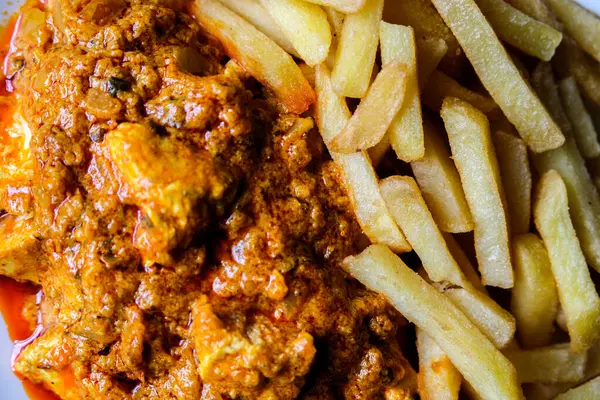 Londra İngiltere, Haziran 09 2025, Bir tabak Geleneksel Tavuk Tikka Masala with Chips