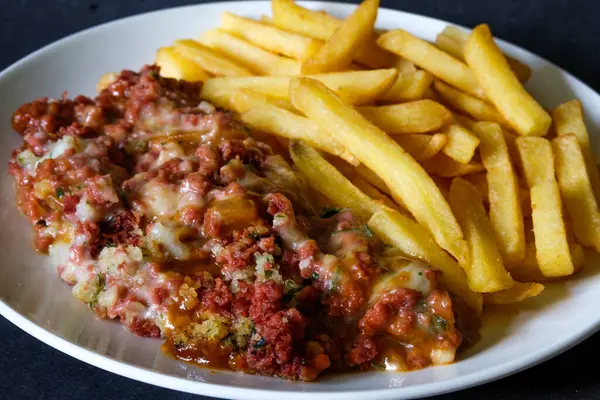 Londra İngiltere, Haziran 09 2025, Klasik Konserve Et ve Cips Yemekleri