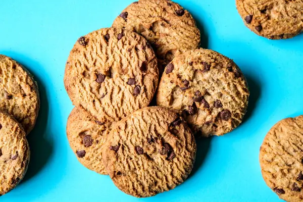 Londra İngiltere, Haziran 09 2025, Geleneksel Klasik Çikolatalı Çerez Seçimi