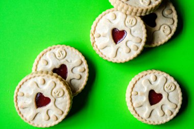 Londra İngiltere, Haziran 09 2025, Klasik Jammy Dodger Ekmek Kurabiyesi Seçimi