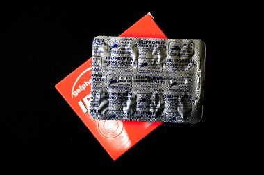 Londra İngiltere, 10 Haziran 2025, Ibuprofen Capulet Paketi veya Tabletler, Ağrı Resifi ve Enflamasyon önleyici, Uyuşturucu